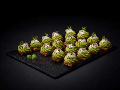 Canapé mit frischer Avocado