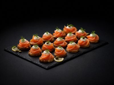 Canapé mit geräuchertem Lachs
