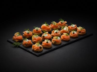 Canapé mit geräucherter Forelle