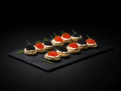 Canapé mit rotem und schwarzem Kaviar