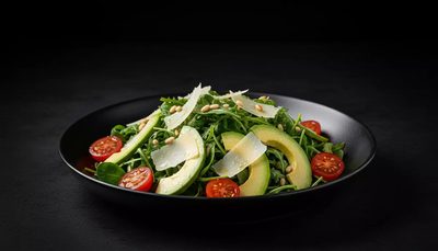 Frische Rucola und Feldsalat mit Cherrytomaten, Avocado, Parmigiano und Pinienkerne