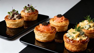 gefüllte Blätterteigpastetchen mit Fleisch, Fisch und Käse