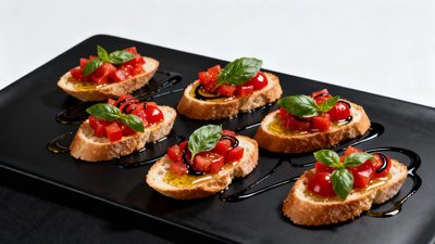 Italienische Bruschetta mit Tomaten und Basilikum