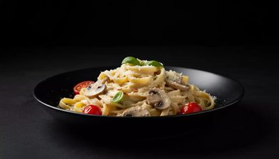 Italienische Pasta mit Champignons, Cherrytomaten mit Parmesan-Sahne-Sauce