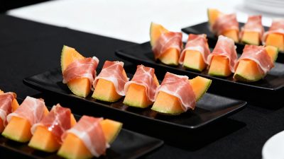 Melonenschiffchen mit Serranoschinken