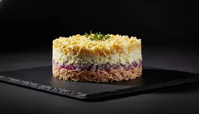 Mimosa Salat mit Thunfisch, Kartoffel, Ei, Käse, Zwiebel