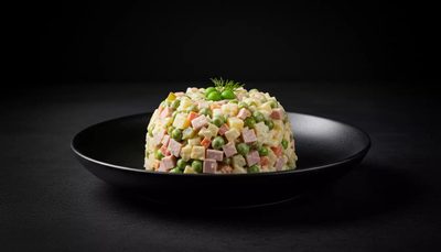 Olivie mit Hähnchenwurst