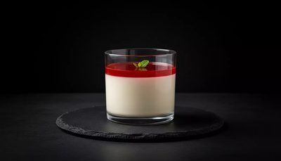 Panna Cotta mit Erdbeerspiegel