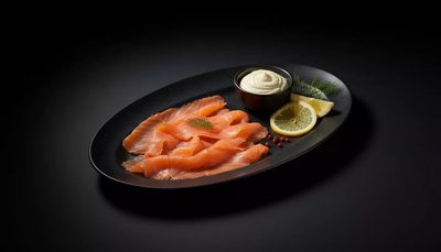 Räucherlachs mit Sahnemeerrettich mit frischen Zitronen