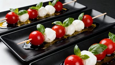 Tomaten-Mozzarella Spieße mit Basilikum