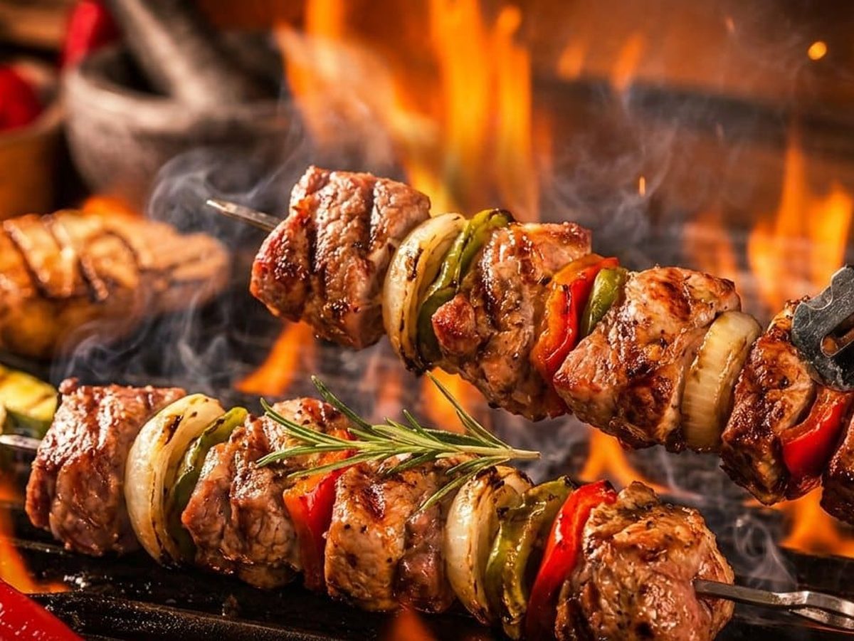 Schaschlik kaufen bei Catering Service Grillborzer Schaschlik aus saftigem Schweinenacken vom Grill, frisch nach Originalrezept mariniert